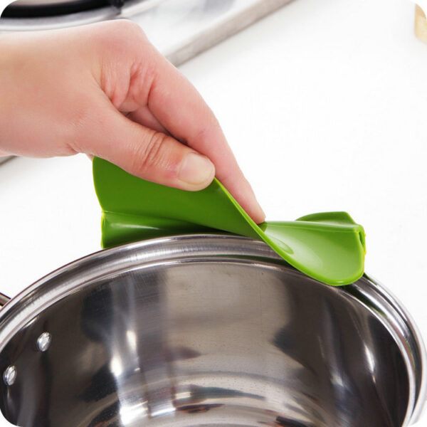Anti-spill Silicone Spout Funnel for Pots Pans and Bowls - Image 3